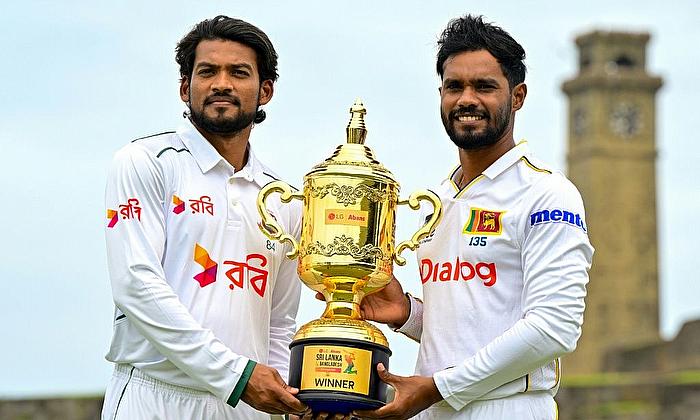 Sri Lanka's captain Dhananjaya de Silva (R) and his Bangladesh counterpart Najmul Hossain Shanto